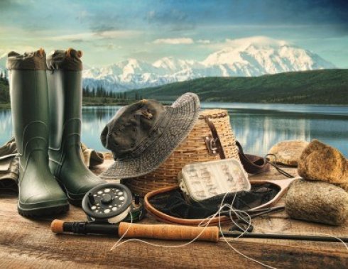 14832238-equipo-de-pesca-con-mosca-en-la-cubierta-con-una-hermosa-vista-del-lago-y-las-montanas