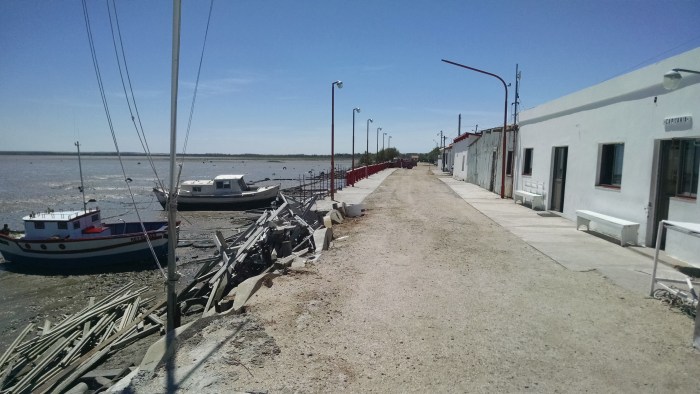 Estructura Edilicia - Un quincho. - Un edificio donde funciona la cantina. - Un lavadero de lanchas. - Un edificio donde funcionan los baños. - Un edificio donde funciona la casilla de control de acceso al muelle de pesca. - Estacionamiento (cercado).