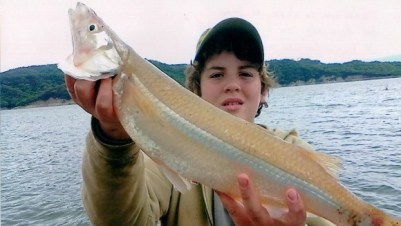 Pejerrey obtenido por Julito Ale en El Cadillal y pesó 1,800 kilo